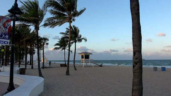 2016 년 4 월 12 일에 확인 함 . Fort Lauderdale Beach in the evening - FORT LAUDERDALE, USA APRIL 12, 2016 — 스톡 사진