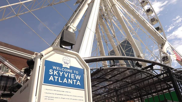 Skyview Atlanta Ferris Wheel at Centennial Olympic Park - ATLANTA, ΗΠΑ - 20 Απριλίου 2016 — Φωτογραφία Αρχείου