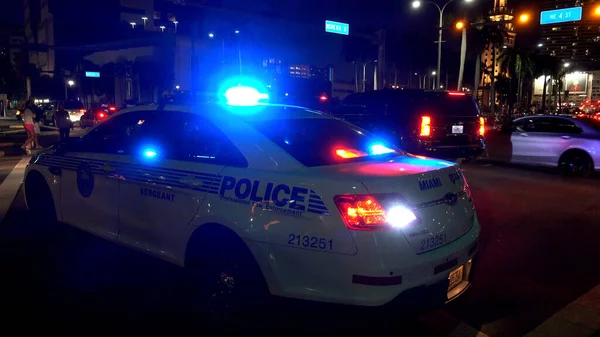 迈阿密警察执勤-警车堵塞街道- MIAMI, USA APRIL 10, 2016 — 图库照片