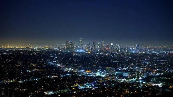 Geceleri Los Angeles - Griffith Gözlemevi 'nin ünlü manzarası - seyahat fotoğrafçılığı
