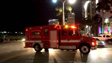 Miami sokak gece trafiği - MIAMI, ABD 10 Nisan 2016