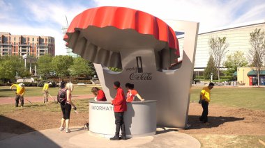 World of Coca-Cola Atlanta 'daki bilgi sayacı - ATLANTA, ABD - 21 Nisan 2016 - seyahat fotoğrafçılığı