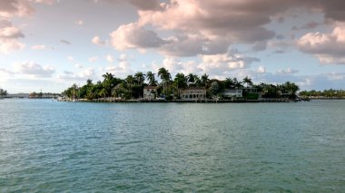 Miami ve Miami sahillerindeki küçük adalar.