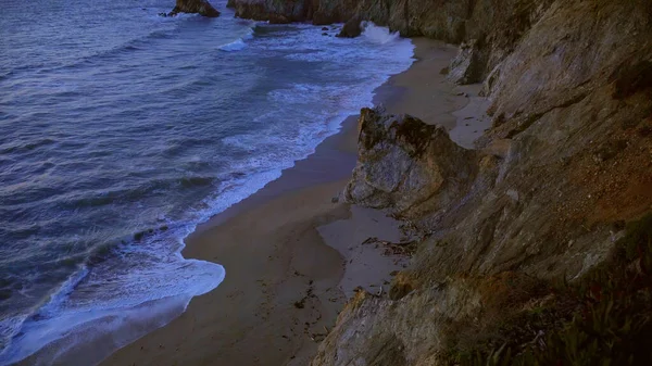 Rocky Beach al Big Sur California la sera - fotografia di viaggio — Foto Stock