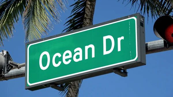 Famous Ocean Drive at Miami Beach South Beach - MIAMI, Amerikai Egyesült Államok - Április 10, 2016 — Stock Fotó