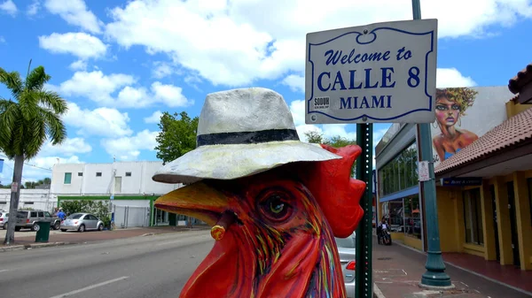 Haan standbeeld op Calle Ocho Little Havana Miami - MIAMI, Verenigde Staten APRIL 10, 2016 — Stockfoto