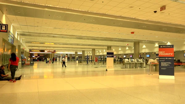 Gepäckausgabe am Flughafen - MIAMI, USA 10. April 2016 — Stockfoto