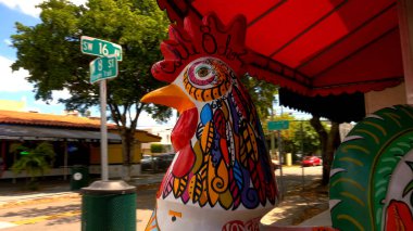 Calle Ocho Little Havana 'daki penis heykeli Miami - MIAMI, ABD 10 Nisan 2016