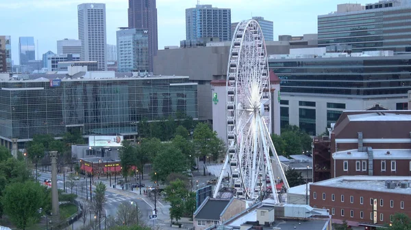 Atlanta Skyview Ferris Wheel w Centennial Olympic Park - ATLANTA, USA - KWIECIEŃ 22, 2016 — Zdjęcie stockowe