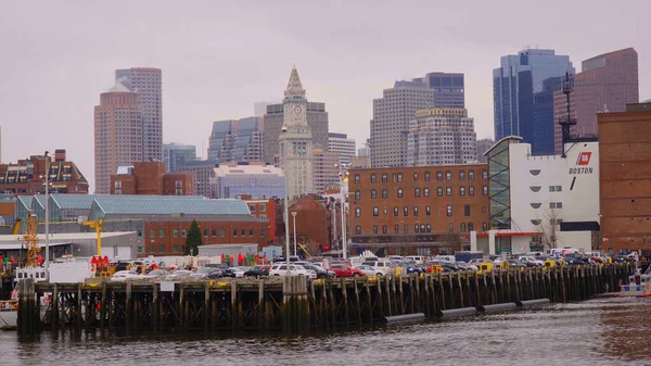 Pier en parkeerplaats bij Boston haven - BOSTON. VERENIGDE STATEN - APRIL 5, 2017 — Stockfoto