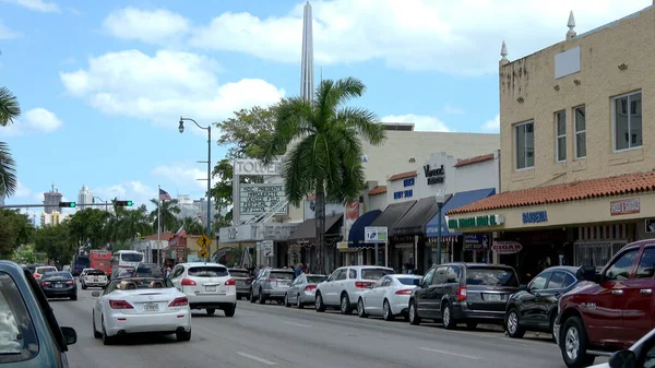 Street view of Calle 8 in Little Havana Miami - MIAMI, USA 10 DE ABRIL DE 2016 —  Fotos de Stock
