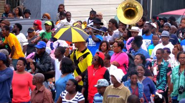 Mardi Gras 'da olduğu gibi New Orleans sokak geçidi - NEW ORLEANS, ABD - 17 Nisan 2016 - seyahat fotoğrafçılığı