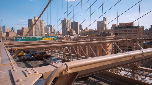 Widok z Mostu Brooklińskiego w Nowym Jorku - NOWOŚĆ YORK CITY, USA - KWIECIEŃ 2, 2017 — Zdjęcie stockowe