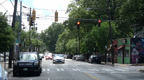 Street view in beautiful Little 5 Points quarter - ATLANTA, EUA - 22 de abril de 2016 — Fotografia de Stock