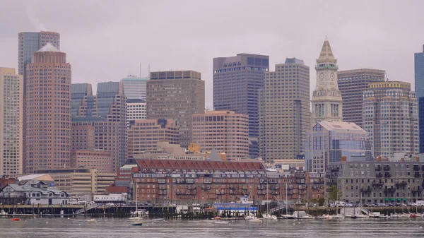 Skyline of Boston - огляд з Бостонської гавані - BOSTON. UNITED STATES - APRIL 5, 2017 — стокове фото