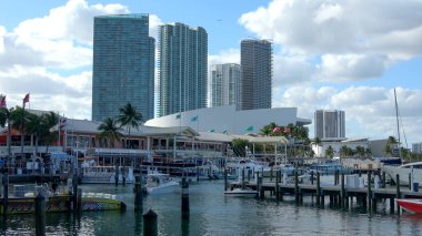Bayside 'dan Miami Şehir Merkezi ufuk çizgisi görüntüsü - MIAMI, ABD 10 Nisan 2016