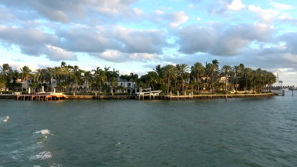 Lindas e exclusivas ilhas entre Miami e Miami Beach - MIAMI, EUA 10 de abril de 2016 — Fotografia de Stock