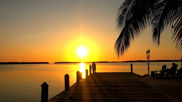 Prachtige pier bij zonsondergang op de USA Keys- ISLAMORADA, USA - APRIL 12, 2016 — Stockfoto