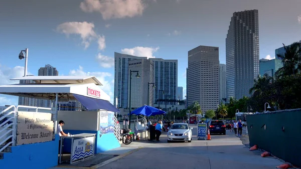 Bayside Pier in Miami - Abfahrt von Ausflugsbooten - MIAMI, USA 10. April 2016 — Stockfoto