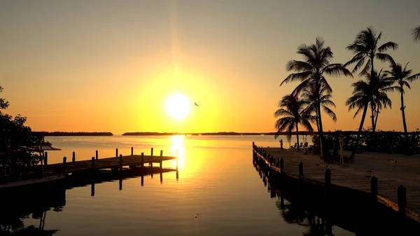 Een pier in Zuid-Amerika - verbazingwekkende zonsondergang — Stockfoto