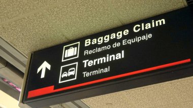 Miami Havaalanı 'nda bagaj teslim belgesi - MIAMI, ABD 10 Nisan 2016