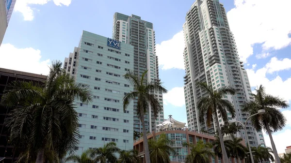 Skyscapers op Miami Bayside Donwtown Miami - MIAMI, Verenigde Staten APRIL 10, 2016 — Stockfoto