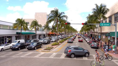 Miami Beach Sokak Trafiği - MIAMI, ABD 10 Nisan 2016