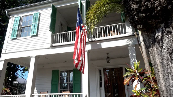 Maisons typiques de Key West avec drapeau américain - KEY WEST, USA - 12 AVRIL 2016 — Photo