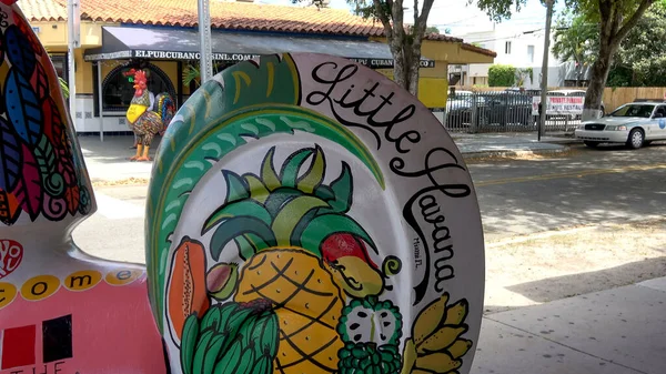 Calle Ocho Little Havana Miami上的鸡舍雕像- MIAMI, USA APRIL 10, 2016 — 图库照片