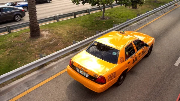 Egy sárga taxi útban Miami felé - MIAMI, USA - Április 10, 2016 — Stock Fotó