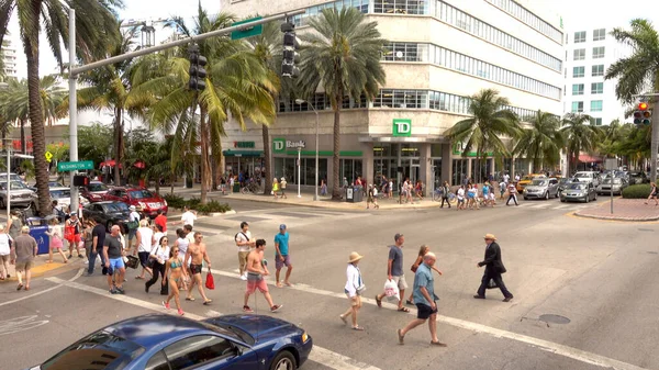 Esquina de la calle - personas cruzando la calle en Miami Beach - MIAMI, EE.UU. 10 DE ABRIL DE 2016 — Foto de Stock