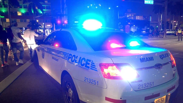 Полиция Майами на дежурстве - улица блокировки полицейских машин - MIAMI, США 10 апреля 2016 — стоковое фото