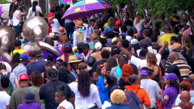 Etkileyici sokak geçidi - New Orleans 'ta Mardi Gras partisi - NEW ORLEANS, ABD - 17 Nisan 2016 - seyahat fotoğrafçılığı