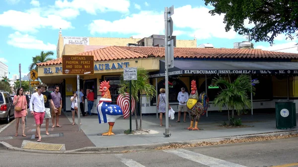 Little Havana street corner in Miami - MIAMI, Estados Unidos 10 de ABRIL de 2016 —  Fotos de Stock