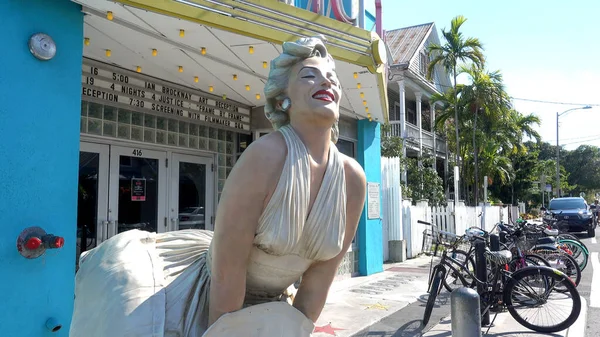 Estatua de Marilyn Monroe en el Tropic Cinema Key West - KEY WEST, Estados Unidos - 12 de ABRIL de 2016 — Foto de Stock