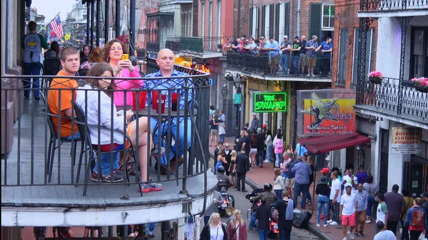 New Orleans 'taki yoğun Fransız Mahallesi - NEW ORLEANS, ABD - 17 Nisan 2016 - Seyahat fotoğrafçılığı — Stok fotoğraf