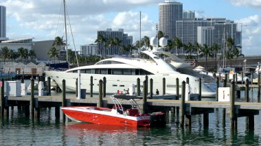 Miami Limanı 'ndaki Lüks Yat - MIAMI, ABD 10 Nisan 2016
