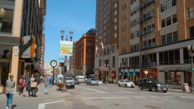 Portland Broadway sokak manzarası şehir merkezinde - PORTLAND, OREGON - 16 Nisan 2017 - seyahat fotoğrafçılığı
