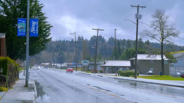 Πιρούνια θέα στο δρόμο σε μια βροχερή μέρα - FORKS, WASHINGTON - 13 ΑΠΡΙΛΙΟΥ 2017 - ταξιδιωτικές φωτογραφίες — Φωτογραφία Αρχείου