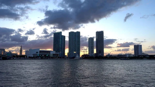 Imponerande Miami Downtown skyline på kvällen — Stockfoto