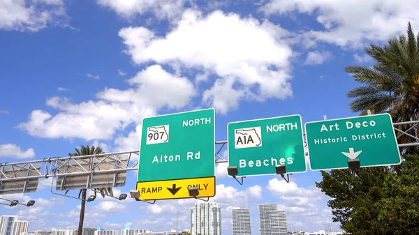 Mc Arthur Causeway to Miami Beach - дорожные знаки — стоковое фото