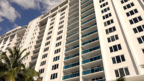 Condominiums in Miami Beach - MIAMI, Verenigde Staten APRIL 10, 2016 — Stockfoto