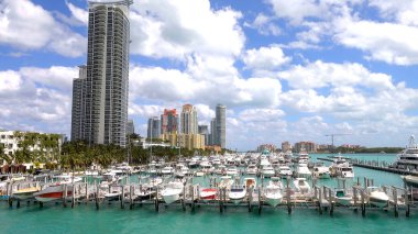 Güneşli bir günde Miami Sahili 'nde liman