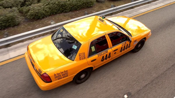 Egy sárga taxi útban Miami felé - MIAMI, USA - Április 10, 2016 — Stock Fotó