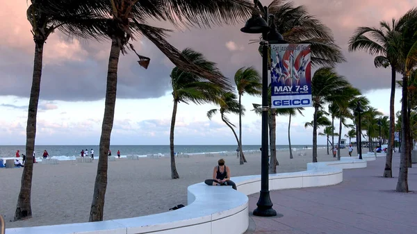 Ft Lauderdale Beach in the evening - FORT LAUDERDALE, USA APRIL 12, 2016 — 图库照片
