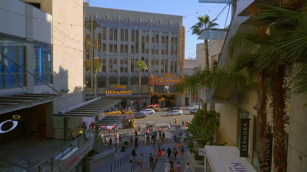 The Hollywood and Highland Center in Los Angeles - LOS ANGELES, CALIFORNIA - Április 21, 2017 - utazási fotózás — Stock Fotó