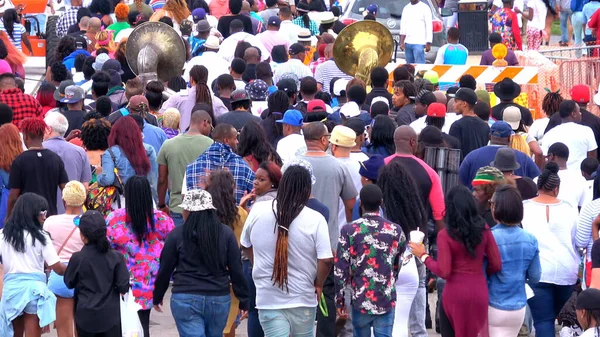 Новый Орлеан уличный парад на Марди Гра - Новый Орлеан, США - 17 апреля 2016 - фото путешествий — стоковое фото