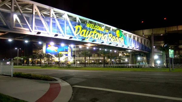 Bienvenido a Daytona Beach en International Speedway Blvd - DAYTONA BEACH, EE.UU. - 14 DE ABRIL DE 2016 — Foto de Stock