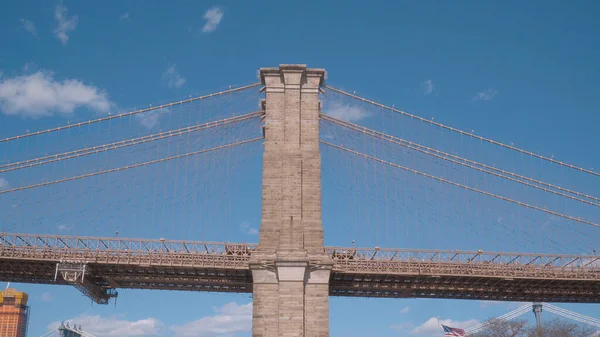 Brooklyn Bridge New York leder från Manhattan till Brooklyn - fotografi — Stockfoto