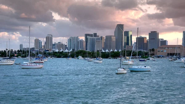 Imponerande Miami skyline på kvällen - MIAMI, USA APRIL 10, 2016 — Stockfoto